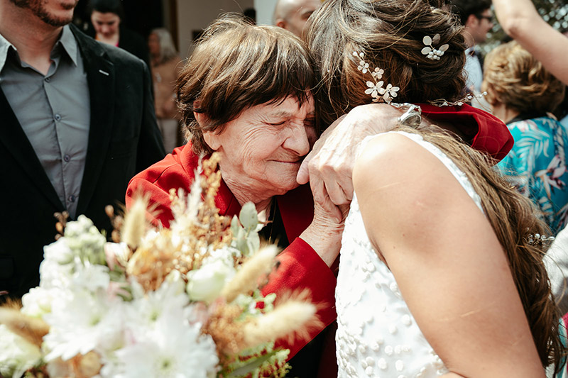 Abrazo conmovedor en la ceremonia de boda. Fede Petri. Fotógrafo de bodas.